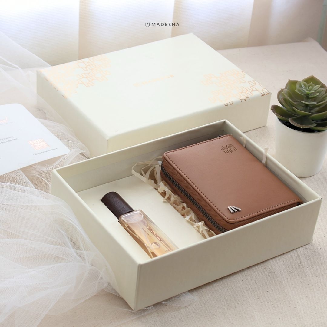 Kado Pernikahan Bermanfaat Hampers al Quran & Eau de Toilette Shine Package